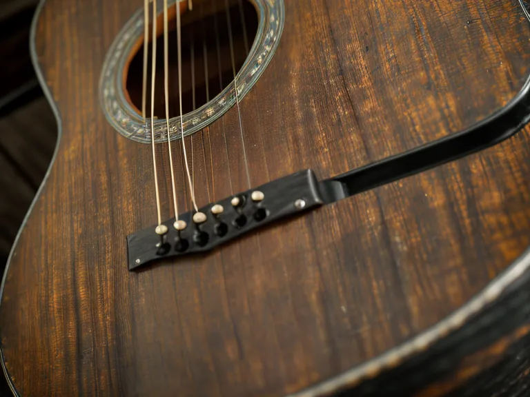 Primer plano de cuerdas de guitarra oxidadas y viejas